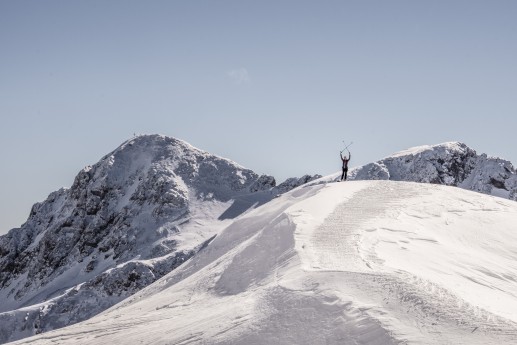 Eine Tourengeherin auf der Edelgrießhöhe - im Hintergrund die Scheichenspitze.